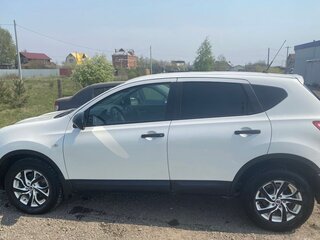 2013 Nissan Qashqai I Рестайлинг, белый, 850000 рублей, вид 2