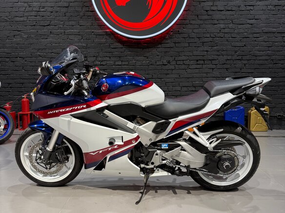 2022 Honda VFR 800, синий - вид 9