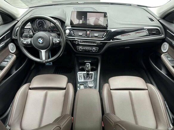 2023 BMW 1 серии 120i III (F52) Рестайлинг, бежевый - вид 6