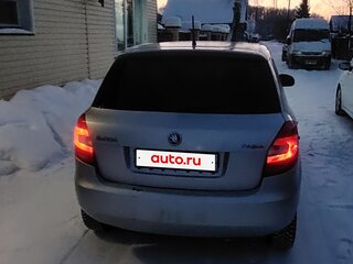 2013 Skoda Fabia II Рестайлинг, серебристый, 420000 рублей, вид 3