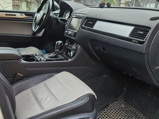 2017 Volkswagen Touareg II Рестайлинг, белый, 3800000 рублей, вид 3