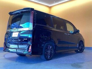 2021 Toyota Noah III (R80) Рестайлинг, чёрный, 1995000 рублей, вид 4