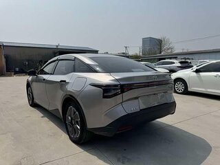 2025 Toyota bZ3, серебристый, 2770000 рублей, вид 4
