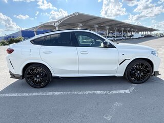 2021 BMW X6 40i III (G06), белый, 9100000 рублей, вид 4