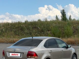 2016 Volkswagen Polo V Рестайлинг, бежевый, 950000 рублей, вид 5