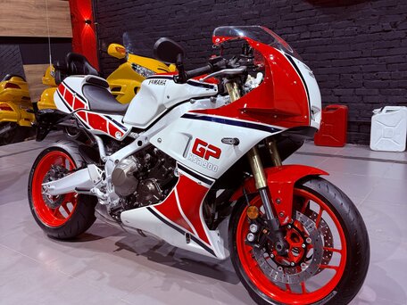 2024 Yamaha XSR900, красный, 915000 рублей, вид 3