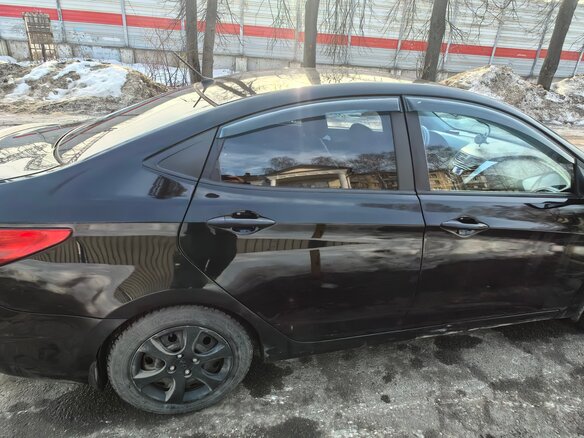 2014 Hyundai Solaris I, чёрный, 720000 рублей - вид 2