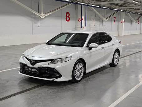 2020 Toyota Camry VIII (XV70), белый, 2430000 рублей, вид 1