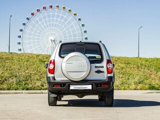 2018 Chevrolet Niva I Рестайлинг, серебристый, 750000 рублей, вид 4
