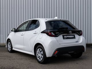 2021 Toyota Yaris IV, белый, 1150000 рублей, вид 2