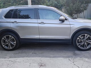 2017 Volkswagen Tiguan II, серебристый, 1900000 рублей, вид 4