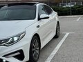 2019 Kia Optima IV Рестайлинг, белый, 1400000 рублей - вид 1