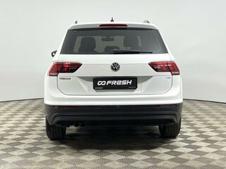 2017 Volkswagen Tiguan II, белый, 1729000 рублей, вид 4