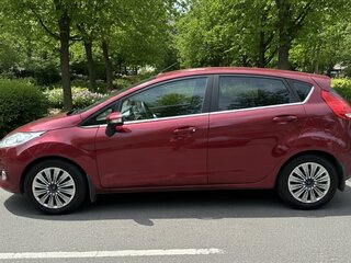 2011 Ford Fiesta Mk6, красный, 775000 рублей, вид 4