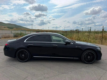 2026 Mercedes-Benz S-Класс 450 Long 4MATIC VII (W223) Рестайлинг, чёрный, 23000000 рублей, вид 4