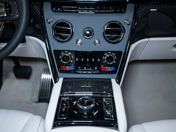 2025 Rolls-Royce Cullinan Black Badge I Рестайлинг (Series II), белый, 64500000 рублей - вид 26
