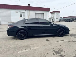2022 Toyota Camry VIII (XV70) Рестайлинг, чёрный, 3700000 рублей, вид 4