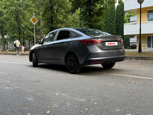 2021 Hyundai Solaris II Рестайлинг, серый, 875000 рублей - вид 5