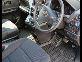2019 Toyota Voxy III (R80) Рестайлинг, серебристый, 2350000 рублей, вид 4