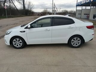 2017 Kia Rio III Рестайлинг, белый, 1050000 рублей, вид 4