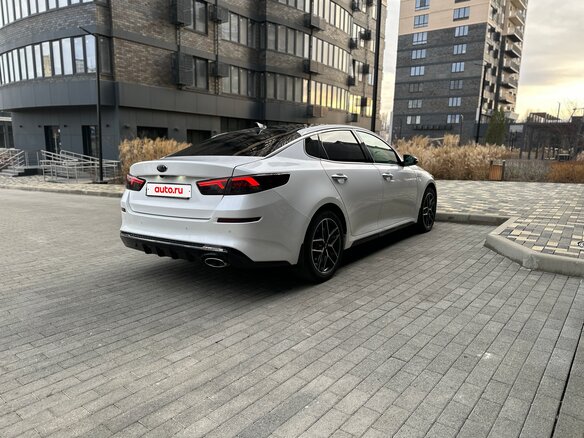 2019 Kia Optima IV Рестайлинг, белый, 1450000 рублей - вид 4