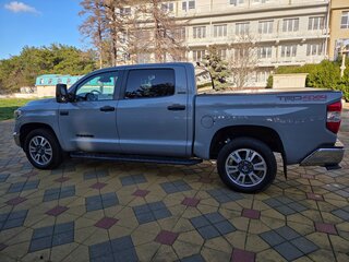 2018 Toyota Tundra CrewMax II Рестайлинг, серый, 6500000 рублей, вид 3