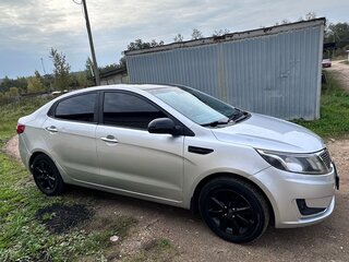 2013 Kia Rio 5-speed III, серебристый, 700000 рублей, вид 2
