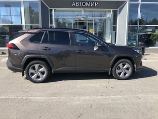2020 Toyota RAV4 V (XA50), коричневый, 3179500 рублей, вид 4