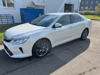 2016 Toyota Camry VII (XV50) Рестайлинг, белый, 2450000 рублей, вид 3