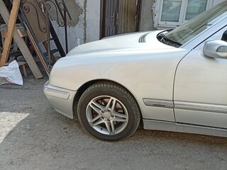 2001 Mercedes-Benz E-Класс 240 II (W210, S210) Рестайлинг, серебристый, 630000 рублей, вид 3