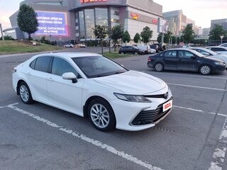 2021 Toyota Camry VIII (XV70) Рестайлинг, белый, 2050000 рублей, вид 2