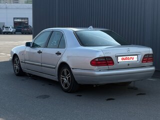 1999 Mercedes-Benz E-Класс 240 II (W210, S210) Рестайлинг, серебристый, 397000 рублей, вид 5