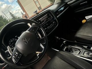 2018 Mitsubishi Outlander III Рестайлинг 3, белый, 2000000 рублей, вид 4