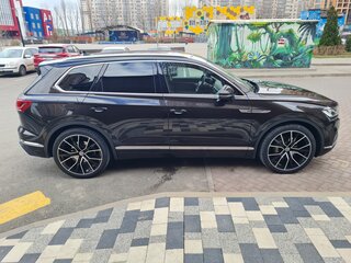 2018 Volkswagen Touareg III, коричневый, 4400000 рублей, вид 4