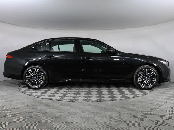 2025 BMW 5 серии Long 530Li xDrive VIII (G60/G61/G68), чёрный, 8550000 рублей - вид 3