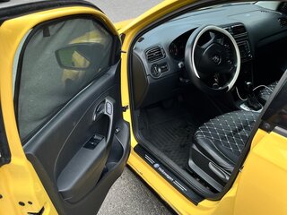 2019 Volkswagen Polo V Рестайлинг, жёлтый, 680000 рублей, вид 3
