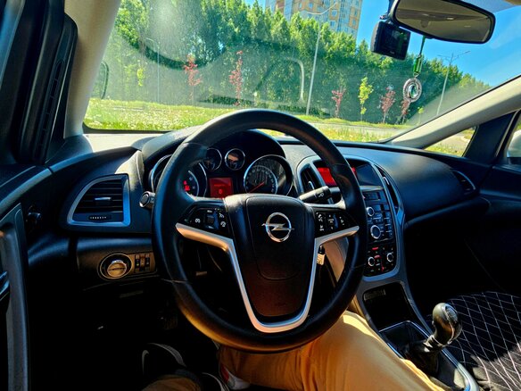 2012 Opel Astra J Рестайлинг, серебристый, 550000 рублей - вид 7