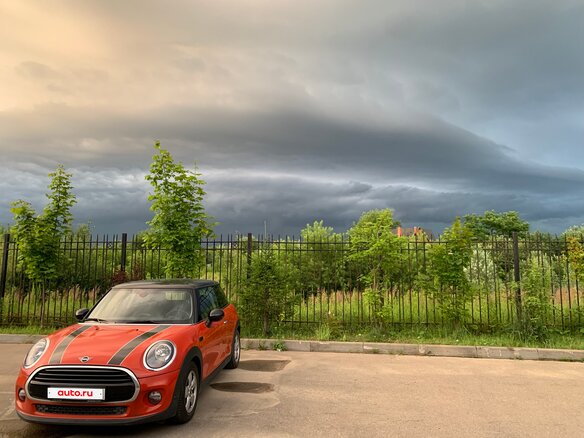 2018 Mini Hatch Cooper III (F55/F56) Рестайлинг, оранжевый, 1985000 рублей - вид 1