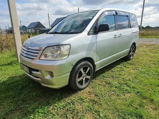 2002 Toyota Noah I (R60), серый, 800000 рублей, вид 1