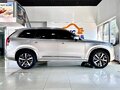 2025 Volvo XC90 B6 II Рестайлинг 2, серебристый, 7774537 рублей - вид 2
