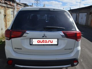2017 Mitsubishi Outlander III Рестайлинг 2, белый, 1750000 рублей, вид 3