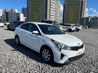 2021 Kia Rio IV Рестайлинг, белый, 970000 рублей, вид 2
