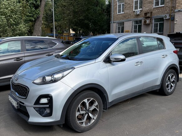 2018 Kia Sportage IV Рестайлинг, серебристый, 1870000 рублей - вид 1