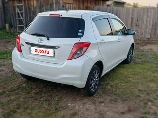 2013 Toyota Vitz III (XP130), белый, 675000 рублей, вид 3