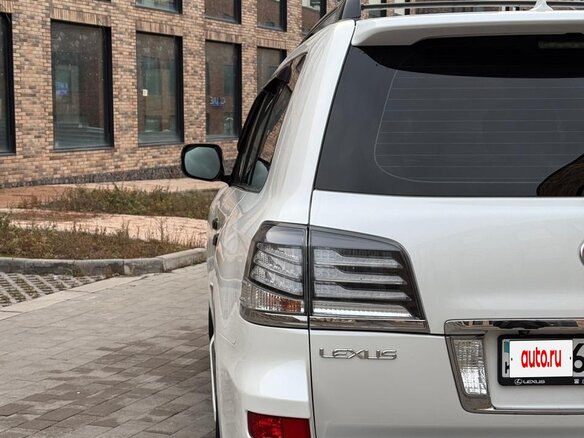 2013 Lexus LX 570 III Рестайлинг, белый, 4700000 рублей - вид 8
