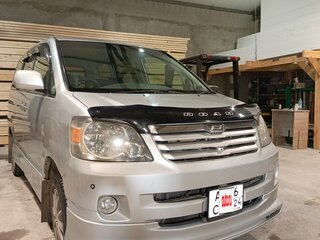 2002 Toyota Noah I (R60), серый, 650000 рублей, вид 2
