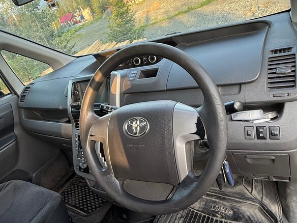 2008 Toyota Voxy II (R70), серебристый, 1000000 рублей - вид 8