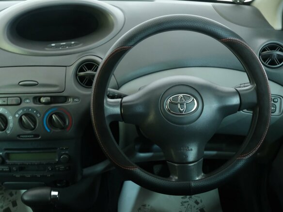 2002 Toyota Vitz I (P10), красный, 479000 рублей - вид 9
