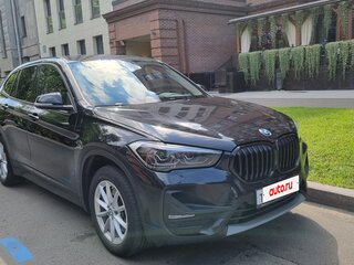 2020 BMW X1 20i xDrive II (F48) Рестайлинг, чёрный, 2925000 рублей, вид 3