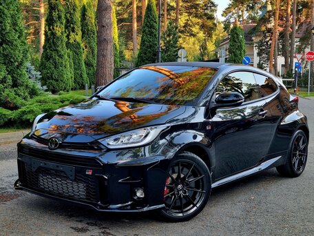 2023 Toyota Yaris IV, чёрный, 4300000 рублей, вид 1